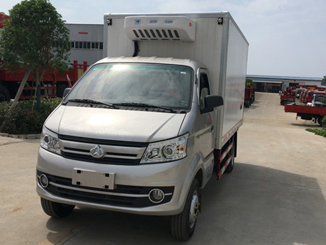 長(zhǎng)安跨越王后雙輪 3.35米冷藏車